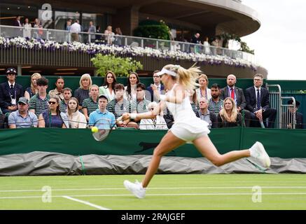 Die Prinzessin von Wales, zusammen mit Deborah Jevans und Laura Robson, beobachtet Katie Boulter in Aktion gegen Daria Saville am zweiten Tag der Wimbledon-Meisterschaft 2023 im All England Lawn Tennis and Croquet Club in Wimbledon. Bilddatum: Dienstag, 4. Juli 2023. Stockfoto