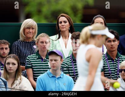 Die Prinzessin von Wales, zusammen mit Deborah Jevans und Laura Robson, beobachtet Katie Boulter in Aktion gegen Daria Saville am zweiten Tag der Wimbledon-Meisterschaft 2023 im All England Lawn Tennis and Croquet Club in Wimbledon. Bilddatum: Dienstag, 4. Juli 2023. Stockfoto