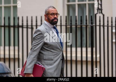 Downing Street, London, Großbritannien. 4. Juli 2023 James clever MP, Staatssekretär für auswärtige Angelegenheiten, Commonwealth und Entwicklungsangelegenheiten, nimmt an der wöchentlichen Kabinettssitzung in der Downing Street 10 Teil. Foto: Amanda Rose/Alamy Live News Stockfoto