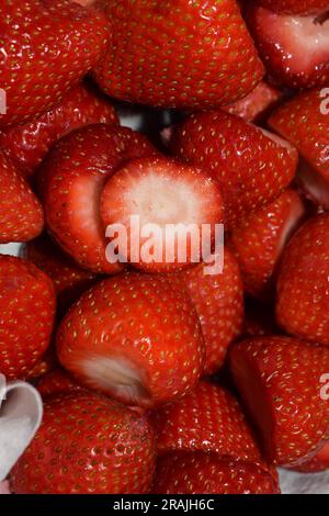 Köstliche Erdbeeren sind der perfekte Sommerspaß. Ideal mit Eis oder auf Shortcake. Ideal für Sommerpartys oder einfach nur einen ruhigen Abend allein. Stockfoto
