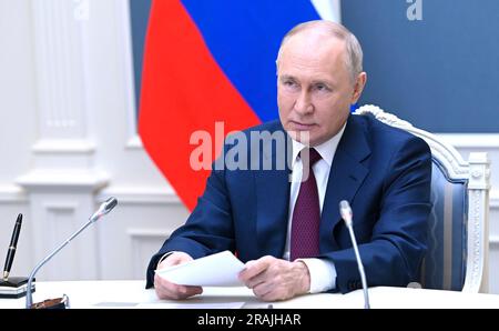 Moskau, Russland. 04. Juli 2023. Der russische Präsident Wladimir Putin nimmt am 4. Juli 2023 in Moskau, Russland, an einer Videokonferenz des Staatschefs der Shanghaier Kooperationsorganisation aus dem Kreml Teil. Kredit: Alexander Kazakov/Kreml Pool/Alamy Live News Stockfoto