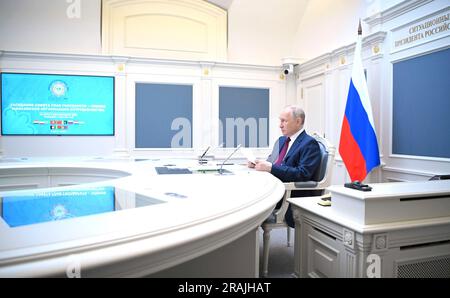 Moskau, Russland. 04. Juli 2023. Der russische Präsident Wladimir Putin nimmt am 4. Juli 2023 in Moskau, Russland, an einer Videokonferenz des Staatschefs der Shanghaier Kooperationsorganisation aus dem Kreml Teil. Kredit: Alexander Kazakov/Kreml Pool/Alamy Live News Stockfoto