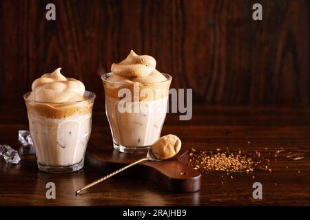 Dalgona Kaffee im Glas. Trendy Instant Kaffee mit Zucker und heißem Wasser peitscht Stockfoto