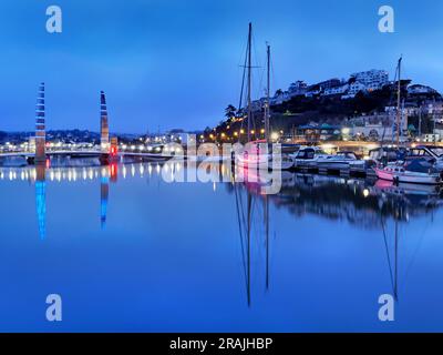 Großbritannien, Devon, Torquay Harbour Bridge bei Nacht Stockfoto