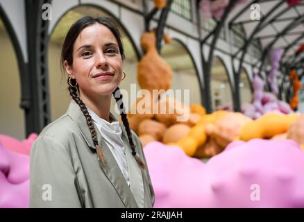 Berlin, Deutschland. 04. Juli 2023. Eva Fàbregas, Künstlerin aus Spanien, steht in der Ausstellung „Eva Fàbregas. Sie verschlingt die Liebenden in der historischen Halle des Hamburger Bahnhofs mit ihrer monumentalen, standortspezifischen Installation. Das Werk ist vom 06. Juli bis 07. Januar 2024 im Hamburger Bahnhof - Museum für Gegenwart zu sehen. Kredit: Jens Kalaene/dpa/Alamy Live News Stockfoto