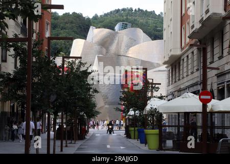 Blick auf das Guggenheim Bilbao, Blick auf das Iparraguirre Kalea im Zentrum von Bilbao, Spanien Stockfoto