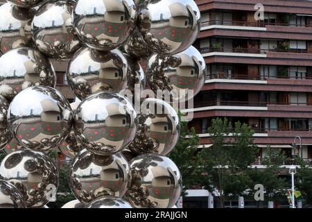 Blick auf das Guggenheim Bilbao, das sich in Anish Kapoors Tall Tree und der Skulptur The Eye widerspiegelt Stockfoto