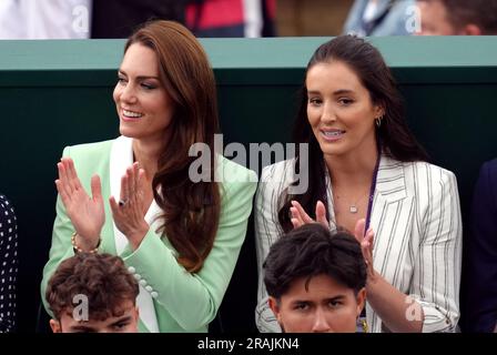 Prinzessin von Wales, zusammen mit Laura Robson, die Katie Boulter in Aktion gegen Daria Saville am zweiten Tag der Wimbledon-Meisterschaft 2023 im All England Lawn Tennis and Croquet Club in Wimbledon beobachtet. Bilddatum: Dienstag, 4. Juli 2023. Stockfoto