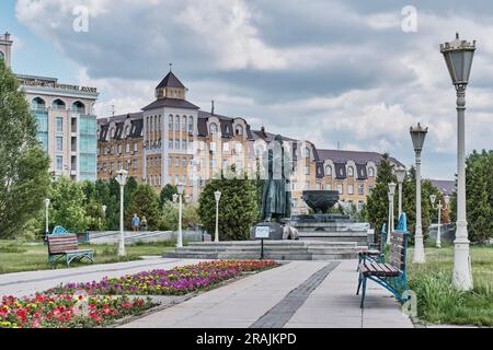 Kasan, Russland - Juni 8. 2023: Millennium Park Alley. Denkmal für den mittelalterlichen Tatar-Dichter Kul Gali. In der Nähe des Springbrunnens in Form eines Kessels. Sommer Stockfoto