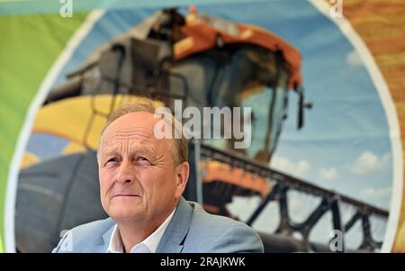 Riethnordhausen, Deutschland. 04. Juli 2023. Joachim Rukwied, Präsident des Deutschen Bauernverbandes, nahm an einer Pressekonferenz des Deutschen Bauernverbandes zum Beginn der Ernte 2023 auf einem Feld der Universal Agrar GmbH. Teil. Der Deutsche Bauernverband gibt eine erste Prognose für die diesjährige Ernte ab. In einigen Teilen Deutschlands, einschließlich des fruchtbaren Thüringer Beckens, beginnt die Getreideernte heute. Kredit: Martin Schutt/dpa/Alamy Live News Stockfoto