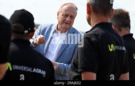 Riethnordhausen, Deutschland. 04. Juli 2023. Joachim Rukwied, Präsident des Deutschen Bauernverbandes, spricht mit den Landwirten, bevor sie Wintergerste auf einem Feld ernten, das der Universal Agrar GmbH gehört. Der Deutsche Bauernverband gibt eine erste Prognose für die diesjährige Ernte vor. In einigen Teilen Deutschlands, einschließlich des fruchtbaren Thüringer Beckens, beginnt die Getreideernte heute. Kredit: Martin Schutt/dpa/Alamy Live News Stockfoto