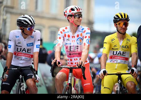 Dax, Frankreich. 04. Juli 2023. Der slowenische Tadej Pogacar vom Team Emirates der Vereinigten Arabischen Emirate, Neilson Powless von EF Education-EasyPost und der britische Adam Yates vom Team Emirates der Vereinigten Arabischen Emirate, abgebildet zu Beginn der vierten Etappe des Radrennens Tour de France, ein 181 km langes 8-km-Rennen von Dax nach Nogaro, Frankreich, Dienstag, 04. Juli 2023. Die diesjährige Tour de France findet vom 01. Bis 23. Juli 2023 statt. BELGA FOTO JASPER JACOBS Kredit: Belga News Agency/Alamy Live News Stockfoto