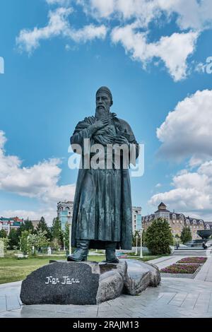 Kasan, Russland - Juni 8. 2023 Uhr: Bronzemonument des mittelalterlichen Tatar-Dichters Kul Gali im Millennium Park. Bildhauer A. Balashov und A. Minullina, Architekt R. Stockfoto