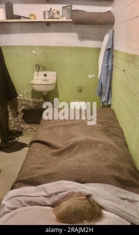 Berühmte Fluchtpuppe und gefälschter Kopf im Bett in einer Gefängniszelle Alcatraz Federal Penitentiary San Francisco Kalifornien USA Stockfoto