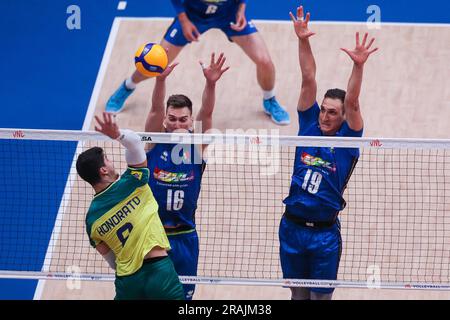 Pasay City, Philippinen. 4. Juli 2023. Yuri Romano (C) und Roberto Russo (R) aus Italien blockieren den Ball während des Spiels Pool 6 zwischen Brasilien und Italien bei der Men's Volleyball Nations League in Pasay City, Philippinen, 4. Juli 2023. Kredit: Rouelle Umali/Xinhua/Alamy Live News Stockfoto