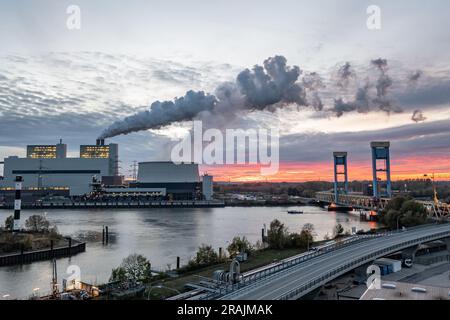 Luftaufnahme des Hamburger Kohlekraftwerks Moorburg in der Abenddämmerung Stockfoto