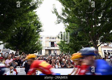 Dax, Frankreich. 04. Juli 2023. Abbildung zeigt die Zuschauer zu Beginn der vierten Etappe des Radrennens Tour de France, einem 181 km langen 8-km-Rennen von Dax nach Nogaro, Frankreich, Dienstag, 04. Juli 2023. Die diesjährige Tour de France findet vom 01. Bis 23. Juli 2023 statt. BELGA FOTO JASPER JACOBS Kredit: Belga News Agency/Alamy Live News Stockfoto