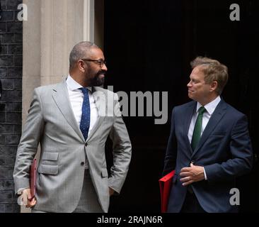 Downing Street, London, Großbritannien. 4. Juli 2023. James clever, Abgeordneter, Außenminister, Commonwealth und Entwicklungsangelegenheiten in der Downing Street für wöchentliche Kabinettssitzung. Rechts: Grant Shapps MP, Secretary of State for Energy Security. Kredit: Malcolm Park/Alamy Live News Stockfoto