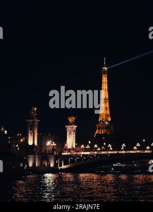 Der Eiffelturm und die Pont Alexandre III, die Brücke, die seine, die Nacht, Paris, Frankreich, Europa, EU. Stockfoto