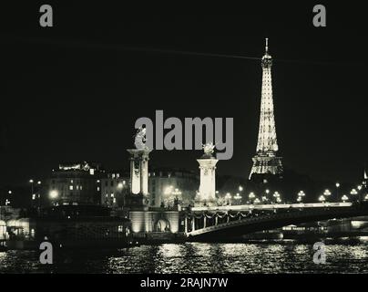 Schwarz und Weiß, Eiffelturm und Pont Alexandre III, Brücke, seine, Nacht, Paris, Frankreich, Europa, EU. Stockfoto