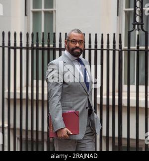 Downing Street, London, Großbritannien. 4. Juli 2023. James clever, Abgeordneter, Außenminister, Commonwealth und Entwicklungsangelegenheiten in der Downing Street für wöchentliche Kabinettssitzung. Kredit: Malcolm Park/Alamy Live News Stockfoto