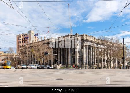 Adelaide, Südaustralien: 2. September 2019: Altes Parlamentsgebäude mit Blick auf die North Terrace an einem hellen Tag Stockfoto