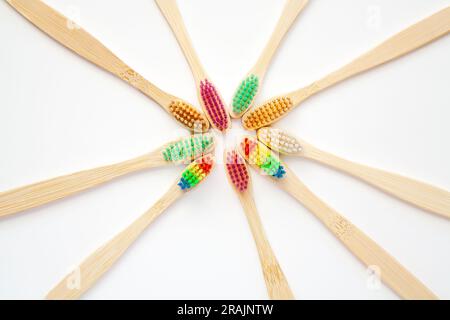 Set mit Bambuszahnbürsten auf weißem Hintergrund. Umweltfreundliches Produkt, Abschaffung der Verwendung von Kunststoff, recyclingfähige Produkte Stockfoto