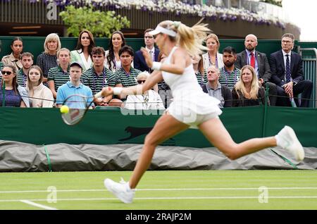 Die Prinzessin von Wales, zusammen mit Deborah Jevans und Laura Robson, beobachtet Katie Boulter in Aktion gegen Daria Saville am zweiten Tag der Wimbledon-Meisterschaft 2023 im All England Lawn Tennis and Croquet Club in Wimbledon. Bilddatum: Dienstag, 4. Juli 2023. Stockfoto