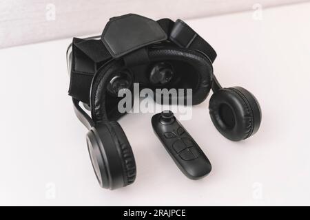 Nahaufnahme von Joysticks und VR-Brillen auf weißem Hintergrund. Virtual-Reality-Kit. Controller und VR-Helm. Vorderansicht Stockfoto