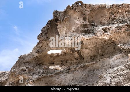 Versteinerte Sanddünen am Strand von Los Escullos in Cabo de Gata, Almeria Stockfoto