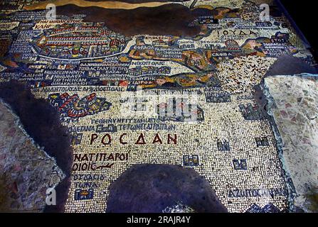 Griechisch-orthodoxe Basilika St. Georg, Madaba, Jordanien. Die Mosaikkarte von Madaba aus der zweiten Hälfte des 6. Jahrhunderts ist einer der wichtigsten archäologischen Funde in Westasien und einer der ältesten Zeugnisse der antiken Kartographie. Sie wurde Ende des 19. Jahrhunderts beim Bau der St. Georgskirche auf den Fundamenten einer byzantinischen Kirche entdeckt. Stockfoto