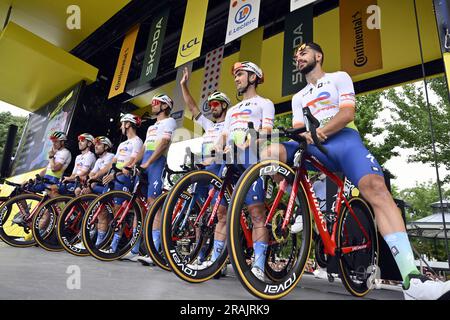 Dax, Frankreich. 04. Juli 2023. Gesamtzahl der energiespezifischen Fahrer zu Beginn der vierten Etappe des Radrennens Tour de France, einem 181 km langen 8-km-Rennen von Dax nach Nogaro, Frankreich, Dienstag, 04. Juli 2023. Die diesjährige Tour de France findet vom 01. Bis 23. Juli 2023 statt. BELGA PHOTO DIRK WAEM Credit: Belga News Agency/Alamy Live News Stockfoto