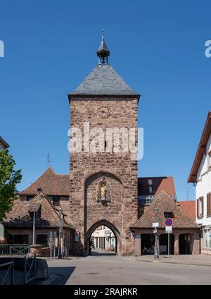 Molsheim, Frankreich - 06 24 2023: Stadt Molsheim. Blick auf die Eingangstür am Blacksmiths Gate mit einer Marienstatue Stockfoto