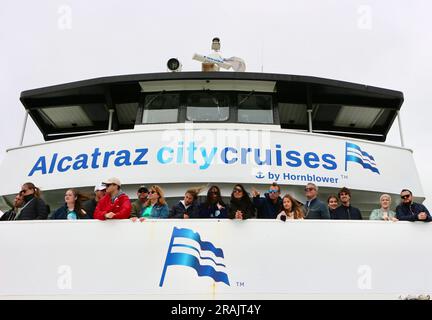 Blick auf die Brücke des Alcatraz Clipper Touristenbootes, Ankunft von Alcatraz Island und Gefängnis San Francisco Kalifornien USA Stockfoto