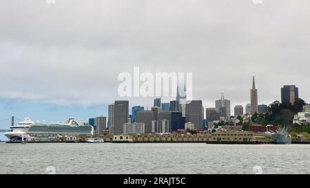 Das Kreuzfahrtschiff Ruby Princess legt an, die Wolkenkratzer hängen von den Wolkenkratzern ab. Blick auf San Francisco California USA Stockfoto