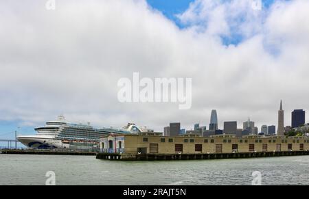 Ruby Princess Kreuzfahrtschiff angedockt und Bay Bridge von einem Ausflugsboot aus gesehen, das sich Fisherman's Wharf San Francisco Kalifornien USA nähert Stockfoto