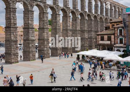 Spanien Städtetourismus, Blick im Sommer auf die Plaza del Azoguelo und das herrliche römische Aquädukt aus dem 1. Jahrhundert n. Chr. im Zentrum von Segovia, Spanien Stockfoto