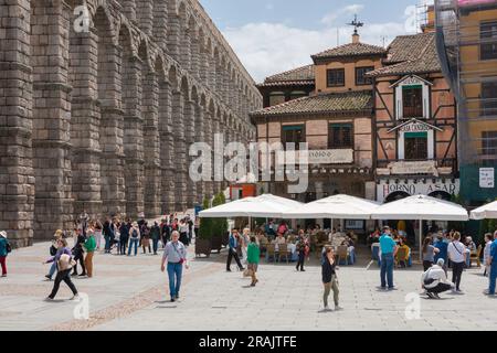 Segovia Spanien, Blick im Sommer auf die Plaza del Azoguelo und das herrliche römische Aquädukt aus dem 1. Jahrhundert n. Chr. im Zentrum der Stadt Segovia, Spanien Stockfoto