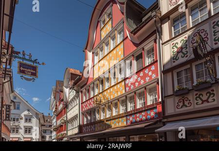 Typische Appenzell-Häuser mit bunt bemalten Fassaden in der Hauptstraße von Appenzell, Kanton Appenzell Innerrhoden, Schweiz Stockfoto