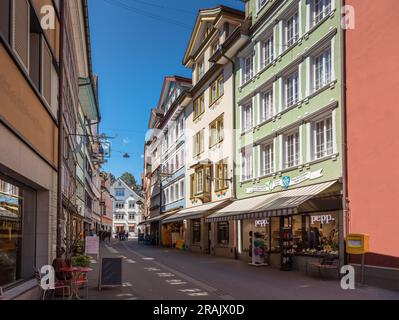 Typische Appenzell-Häuser in der Hauptstraße von Appenzell, Kanton Appenzell Innerrhoden, Schweiz Stockfoto