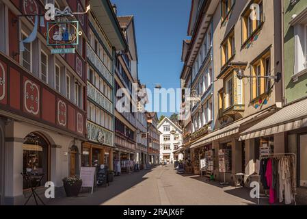 Farbenfrohe bemalte Fassaden typischer Appenzell-Häuser in der Hauptstraße von Appenzell, Kanton Appenzell Innerrhoden, Schweiz Stockfoto