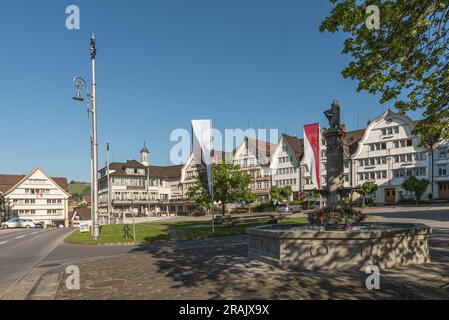 Dorfplatz mit Brunnen und traditionellen Appenzell Holzhäusern mit gebogenen Giebeln, Gais, Appenzell Ausserrhoden, Schweiz Stockfoto