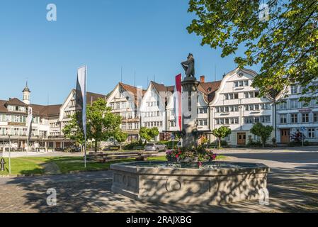 Dorfplatz mit Brunnen und traditionellen Appenzell Holzhäusern mit gebogenen Giebeln, Gais, Appenzell Ausserrhoden, Schweiz Stockfoto