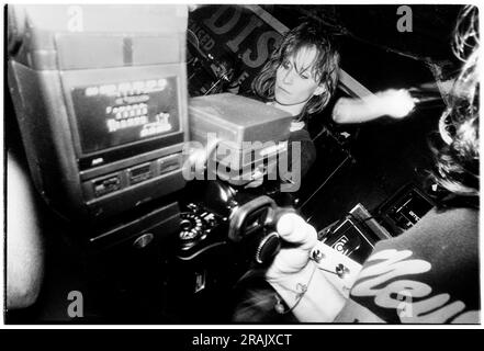 ELASTICA, JUNGER, FRÜHERER AUFTRITT, 1994: Annie Holland Bassist von Elastica spielte einen sehr frühen chaotischen Auftritt bei den legendären TJs in Newport, Wales, Großbritannien am 23. Februar 1994. Foto: Rob Watkins. INFO: Elastica, eine britische Alternative Rock Band, die 1992 gegründet wurde, erlangte mit ihrem selbstbetitelten Debütalbum Anerkennung. Hits wie „Connection“ zeigten ihre Post-Punk- und New Wave-Einflüsse. An der Front von Justine Frischmann war Elastica bedeutend für die Britpop-Ära. Stockfoto