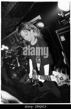 ELASTICA, JUNGER, FRÜHERER AUFTRITT, 1994: Annie Holland Bassist von Elastica spielte einen sehr frühen chaotischen Auftritt bei den legendären TJs in Newport, Wales, Großbritannien am 23. Februar 1994. Foto: Rob Watkins. INFO: Elastica, eine britische Alternative Rock Band, die 1992 gegründet wurde, erlangte mit ihrem selbstbetitelten Debütalbum Anerkennung. Hits wie „Connection“ zeigten ihre Post-Punk- und New Wave-Einflüsse. An der Front von Justine Frischmann war Elastica bedeutend für die Britpop-Ära. Stockfoto