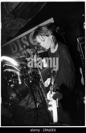 ELASTICA, JUNGER, FRÜHERER AUFTRITT, 1994: Annie Holland Bassist von Elastica spielte einen sehr frühen chaotischen Auftritt bei den legendären TJs in Newport, Wales, Großbritannien am 23. Februar 1994. Foto: Rob Watkins. INFO: Elastica, eine britische Alternative Rock Band, die 1992 gegründet wurde, erlangte mit ihrem selbstbetitelten Debütalbum Anerkennung. Hits wie „Connection“ zeigten ihre Post-Punk- und New Wave-Einflüsse. An der Front von Justine Frischmann war Elastica bedeutend für die Britpop-Ära. Stockfoto