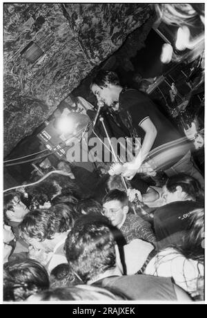 ELASTICA, JUNGER, FRÜHERER AUFTRITT, 1994: Justine Frischmann von Elastica spielte am 23. Februar 1994 einen sehr frühen chaotischen Auftritt bei den legendären TJs in Newport, Wales, Großbritannien. Foto: Rob Watkins. INFO: Elastica, eine britische Alternative Rock Band, die 1992 gegründet wurde, erlangte mit ihrem selbstbetitelten Debütalbum Anerkennung. Hits wie „Connection“ zeigten ihre Post-Punk- und New Wave-Einflüsse. An der Front von Justine Frischmann war Elastica bedeutend für die Britpop-Ära. Stockfoto