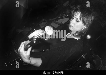 ELASTICA, JUNGER, FRÜHERER AUFTRITT, 1994: Annie Holland Bassist von Elastica spielte einen sehr frühen chaotischen Auftritt bei den legendären TJs in Newport, Wales, Großbritannien am 23. Februar 1994. Foto: Rob Watkins. INFO: Elastica, eine britische Alternative Rock Band, die 1992 gegründet wurde, erlangte mit ihrem selbstbetitelten Debütalbum Anerkennung. Hits wie „Connection“ zeigten ihre Post-Punk- und New Wave-Einflüsse. An der Front von Justine Frischmann war Elastica bedeutend für die Britpop-Ära. Stockfoto