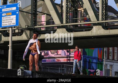 ROTTERDAM - Jonathan Paredes wärmt sich auf, bevor es vom Hefbrug in die Nieuwe Maas geht. Der niederländische Klippenspringer hat einen Wildcard für die Red Bull Cliff Diving World Series in Japan am 3. August. ANP EVA PLEVIER niederlande raus - belgien raus Stockfoto