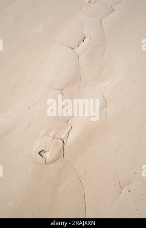 Dürre in Afrika in einem Fluss. Dramatisch zerrissene Schlammerde in einem trockenen Flussbett in Afrika. Swakop River, Namibia, Afrika Stockfoto